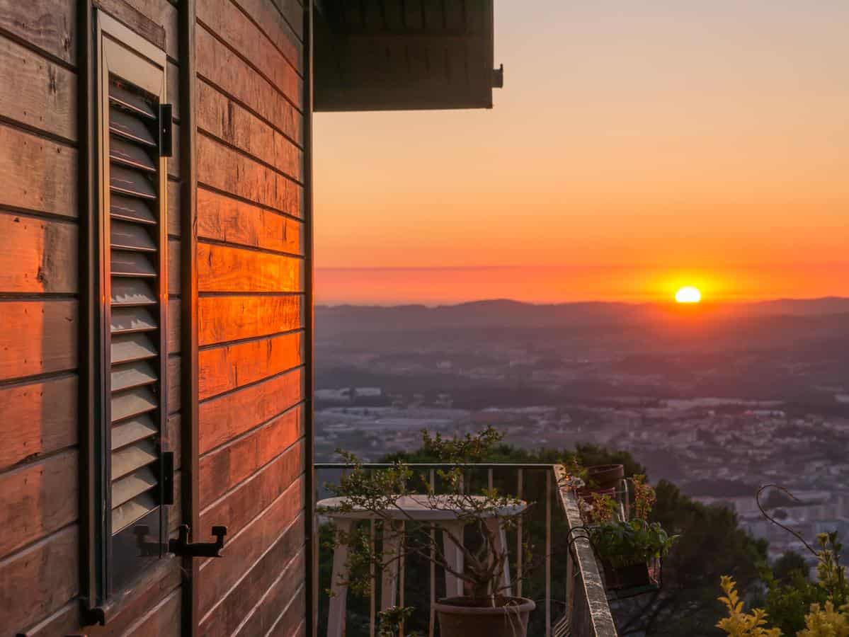 Sunset over Quinta das Leiras with scenic landscape and peaceful atmosphere.