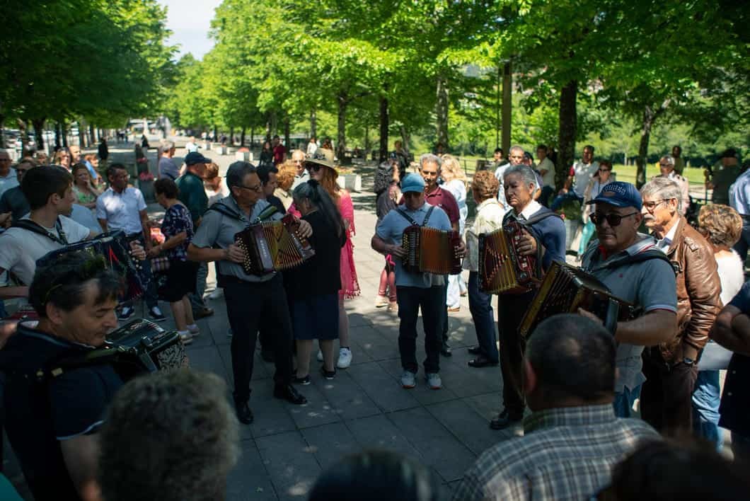 Join the lively streets of Minho, dancing to vibrant folk music played on traditional instruments. Experience the joy, energy, and cultural heritage of northern Portugal.